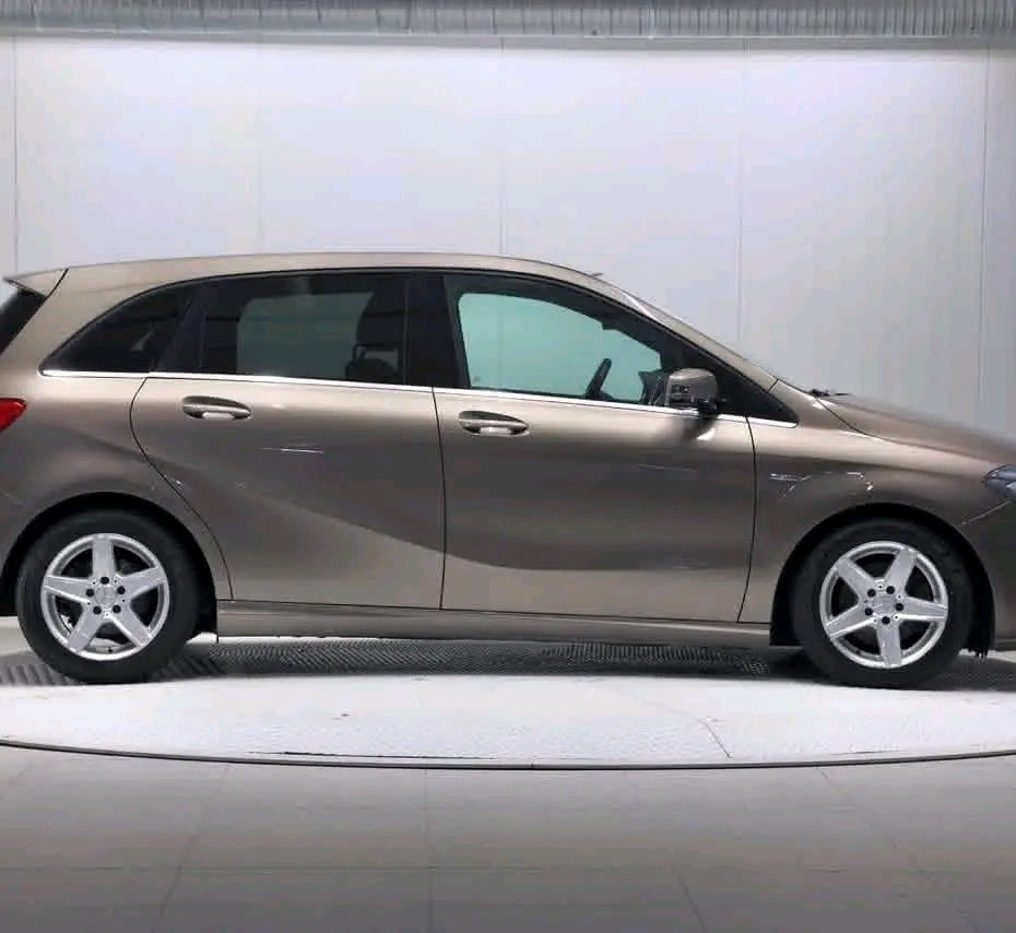 Mercedes-Benz B180