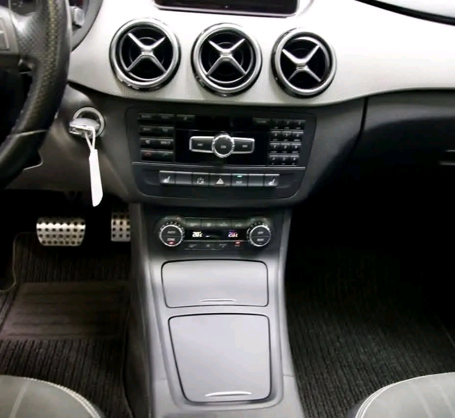 Mercedes-Benz B180
