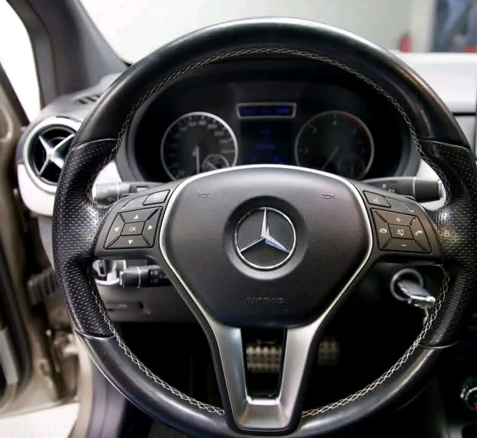 Mercedes-Benz B180