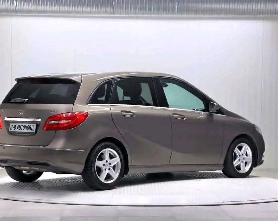 Mercedes-Benz B180